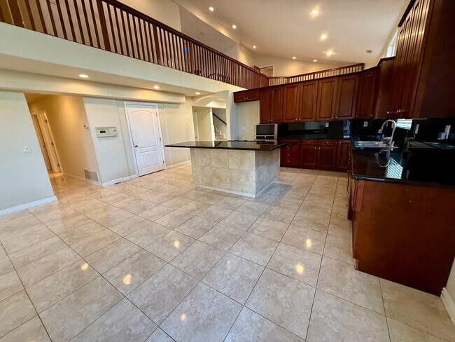 Building Photo - 9 Rooms  6 Bedroom 4 baths Granite Kitchen Executive Home For $5990