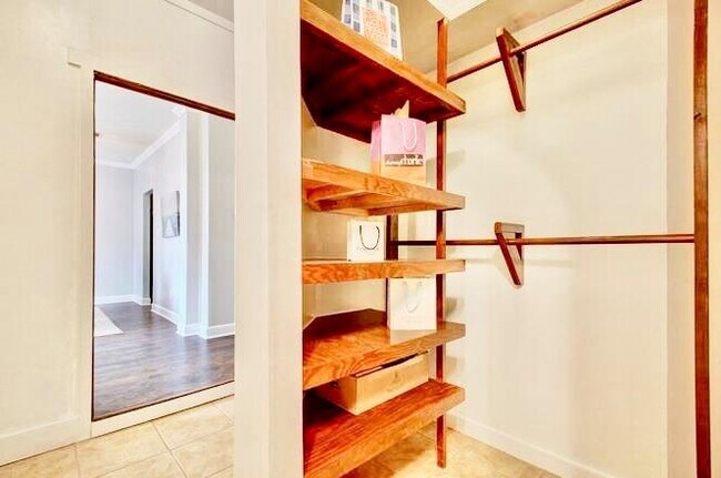 Building Photo - 1002 Acanthus St