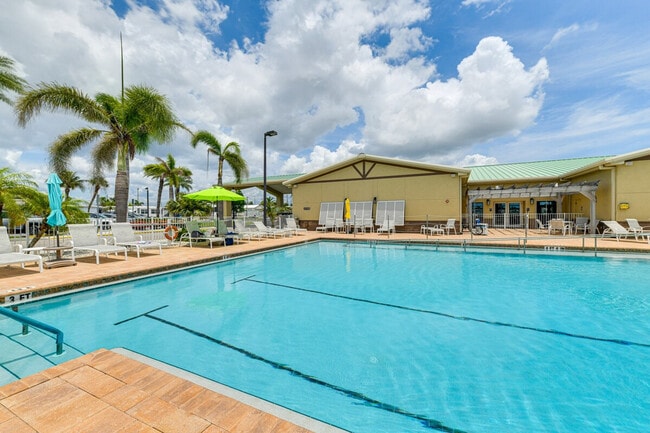 Building Photo - 670 N Green Cir