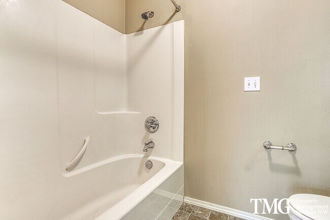 Building Photo - Wonderful 2 Bedroom, 2.5 Bathroom Townhome in Hillsboro!