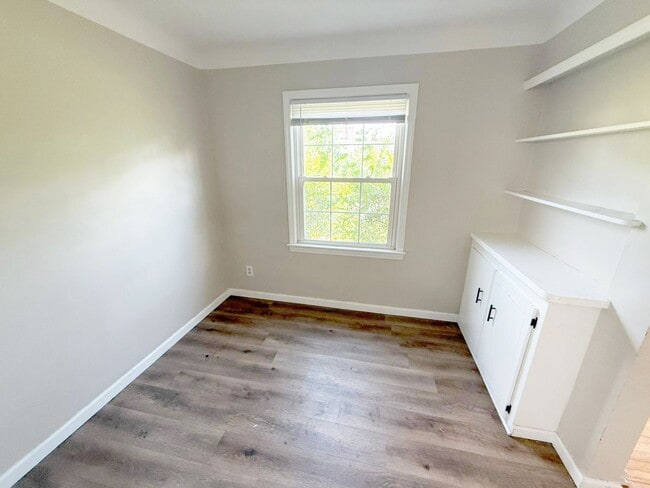 Building Photo - 3 BED 1 BATH BEAUTIFUL SINGLE FAMILY HOME