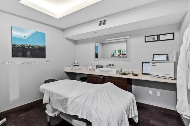 Building Photo - 15811 Collins Ave