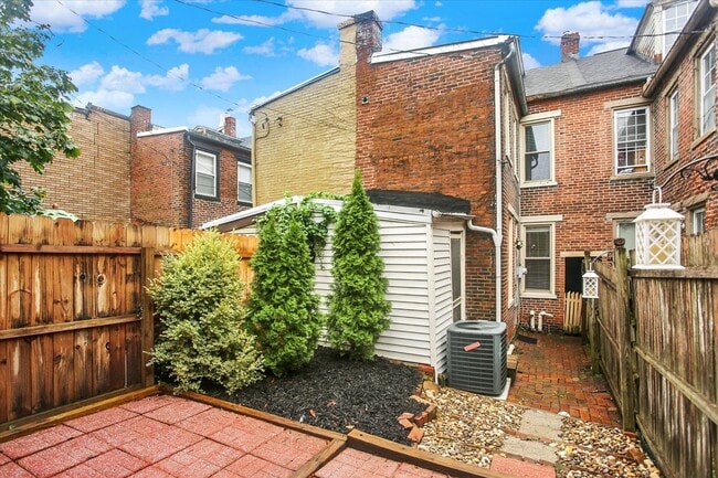 Building Photo - 1329 Green St