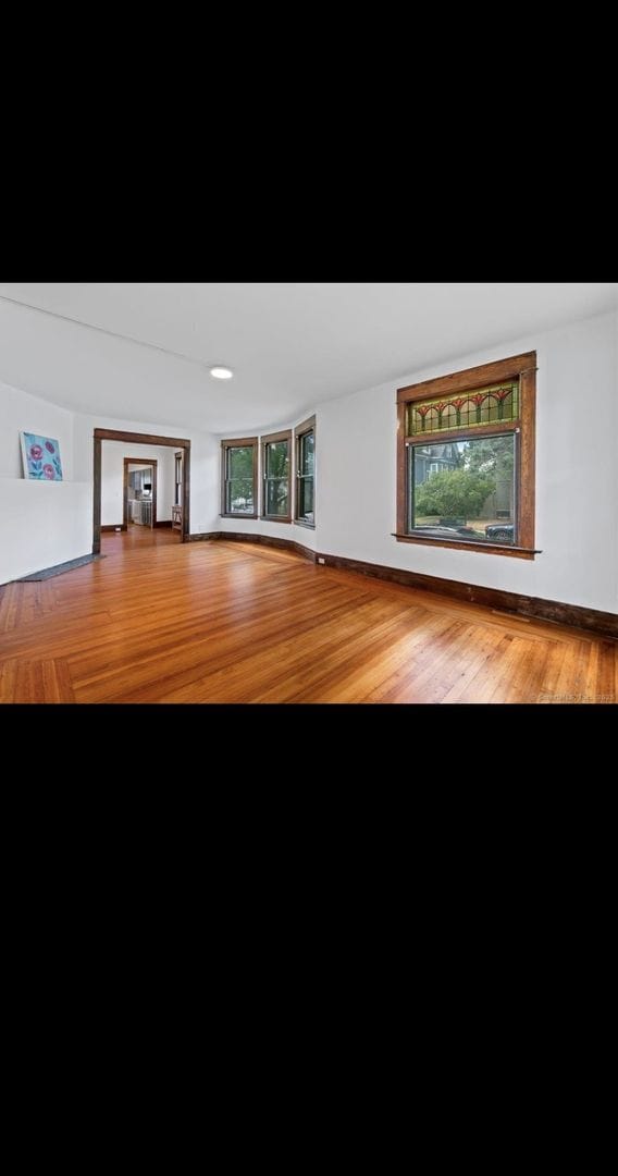 Building Photo - OVERSIZED FIRST FLOOR 3 BEDROOM APARTMENT WITH WASHER/DRYER
