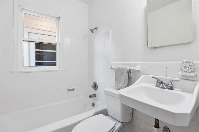 Building Photo - 6417 Darwood Ave