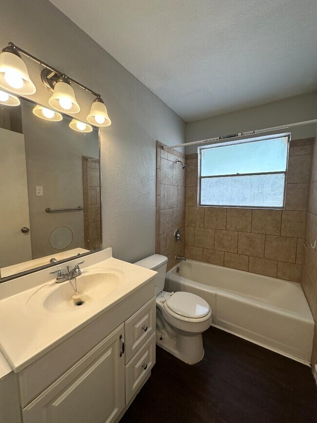 Building Photo - 5127 Village Green