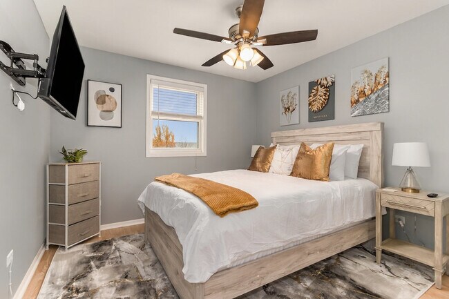 Building Photo - 1201-1203 Johnston Drive-SI ID1497747P