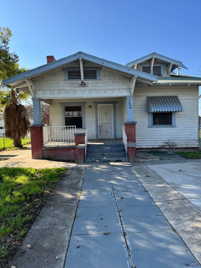 Building Photo - 4 Bedroom Home in Downtown Fresno