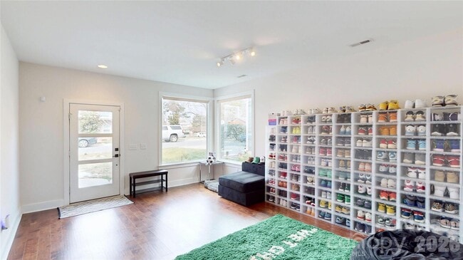 Building Photo - 1220 Lomax Ave