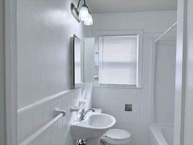 Building Photo - Two bedroom house in N. OKC