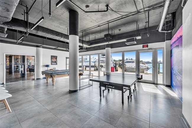 Building Photo - 900 Bay Dr