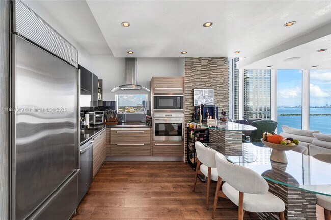 Building Photo - 2020 N Bayshore Dr