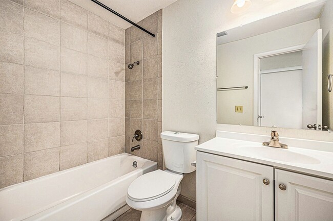 Building Photo - 2 Bedroom 2 Bathroom Townhome in Central A...