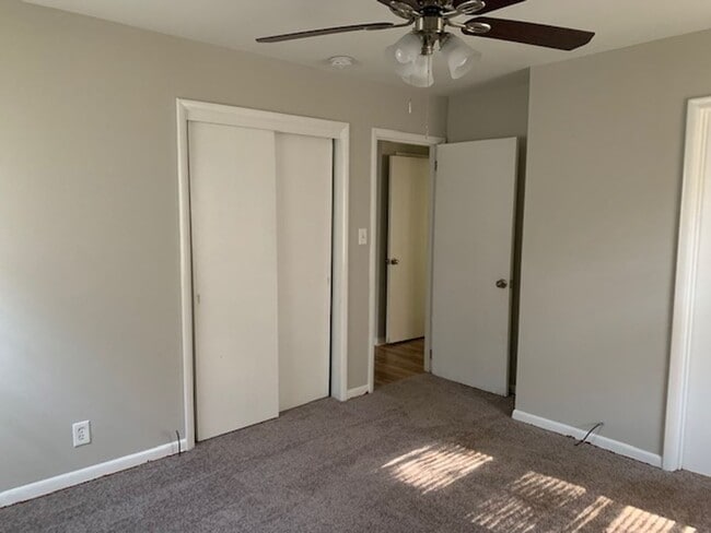 Building Photo - THREE BEDROOM/TWO BATH SPACIOUS RANCH - CO...