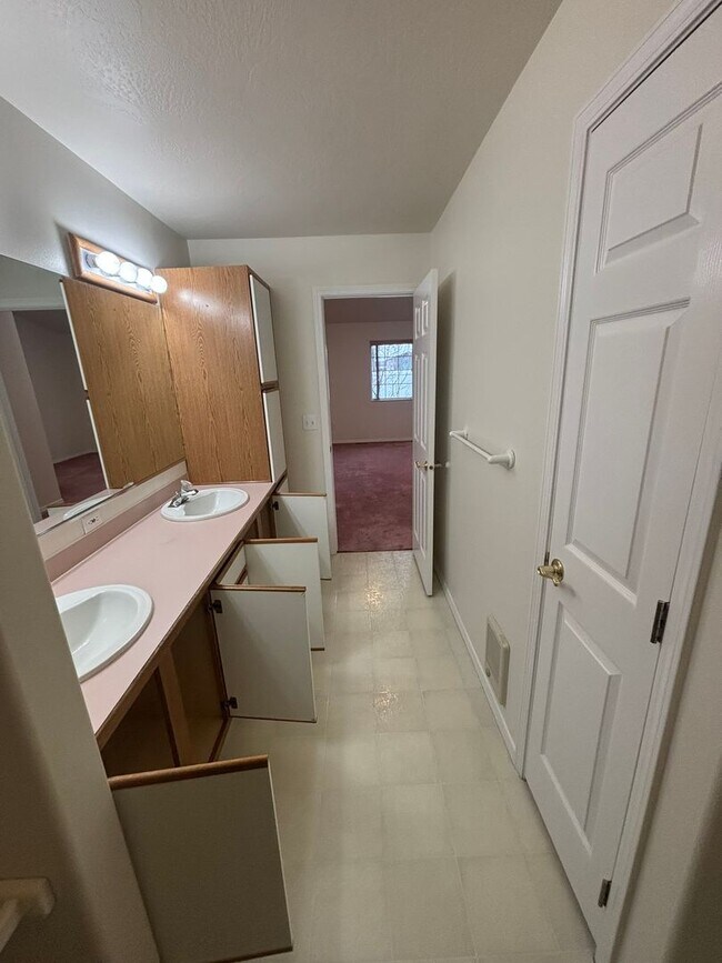 Building Photo - Spacious Pet-Friendly 3-Bedroom Duplex in Hayden