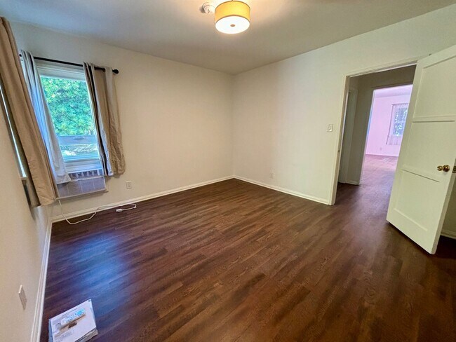 Building Photo - Sunset Drive, 4363-4377