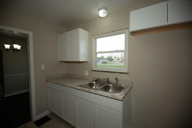 Building Photo - 2 Bed 1 Bath Home located in Warren Township