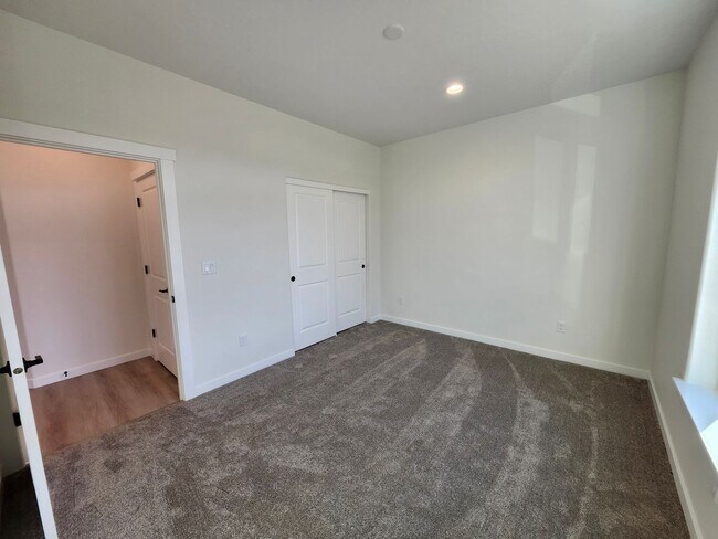 Building Photo - 3330 S Nelson Pl