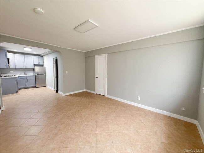 Building Photo - 302 E Broadway