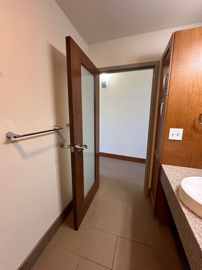 Building Photo - Blue Earth Place-One Bedroom available