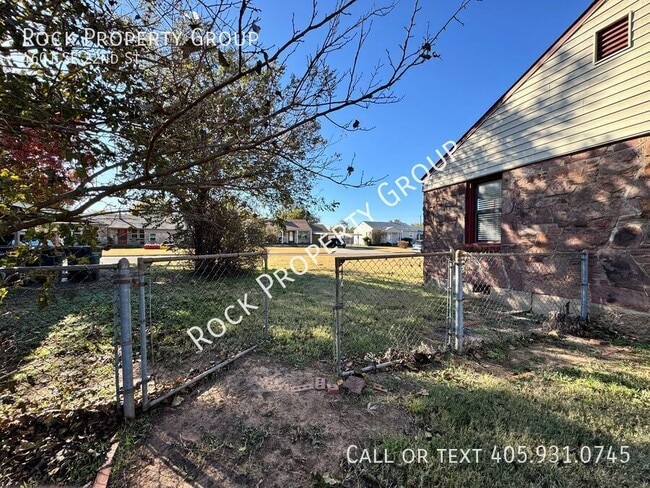 Building Photo - 4601 SE 22nd St