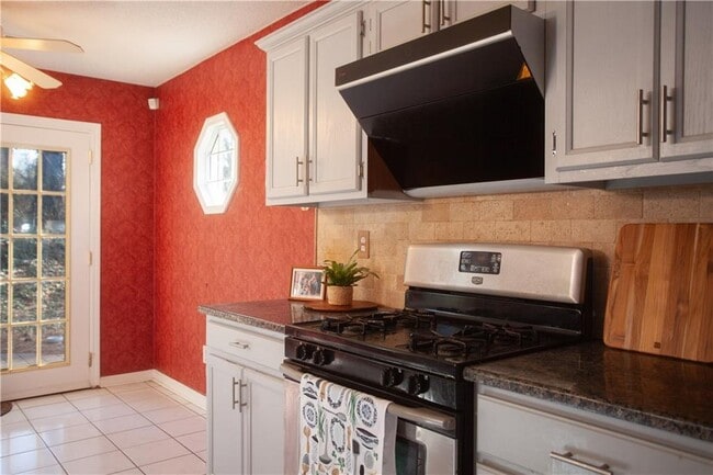 Building Photo - 2825 Binghampton Ln