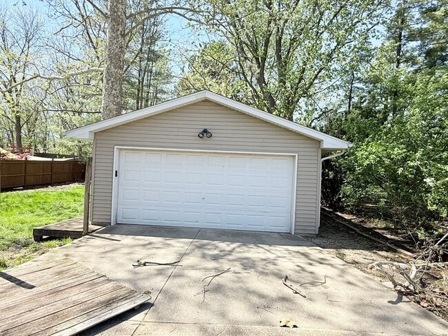 Building Photo - Charming 2-Bedroom Home Near Illinois State University