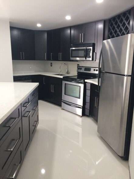 Building Photo - 800 Parkview Dr