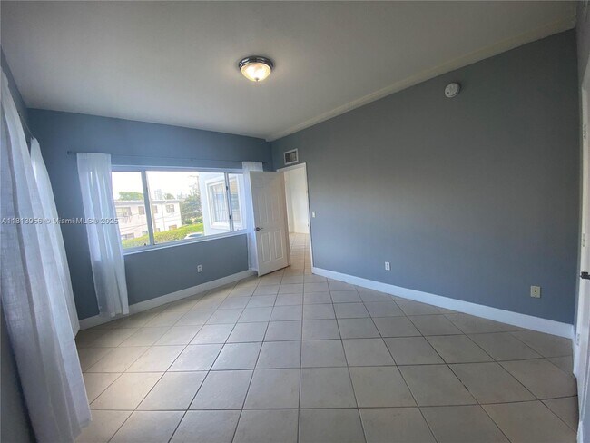 Building Photo - 1185 Marseille Dr