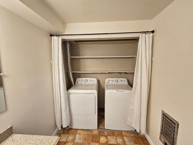 Building Photo - Spacious Condo on the South Hill