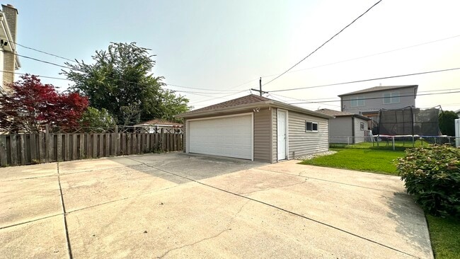 Building Photo - 4833 N Ozark Ave