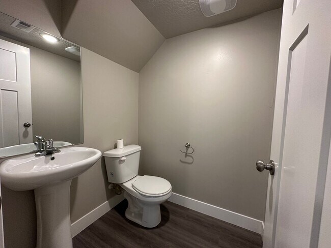 Building Photo - New Never Lived in Springville Townhome Fo...