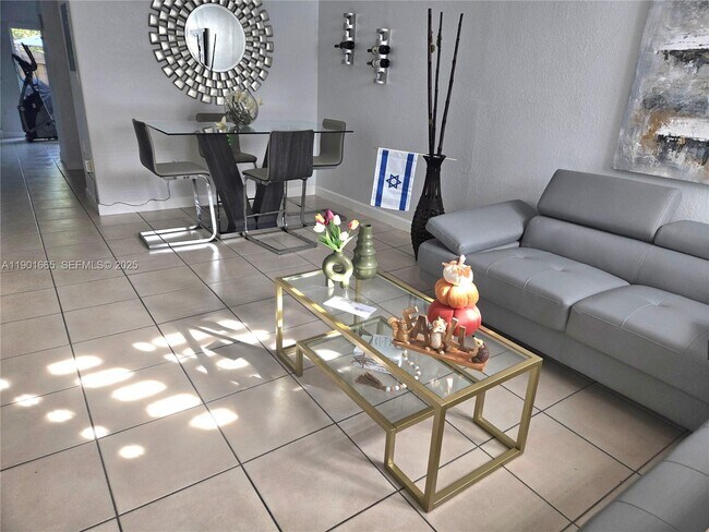 Building Photo - 2731 SE 17th Ave