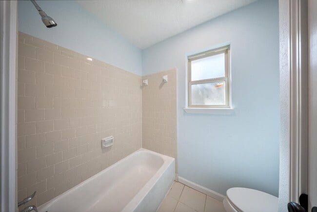 Building Photo - 1426 Twining Oaks Ln