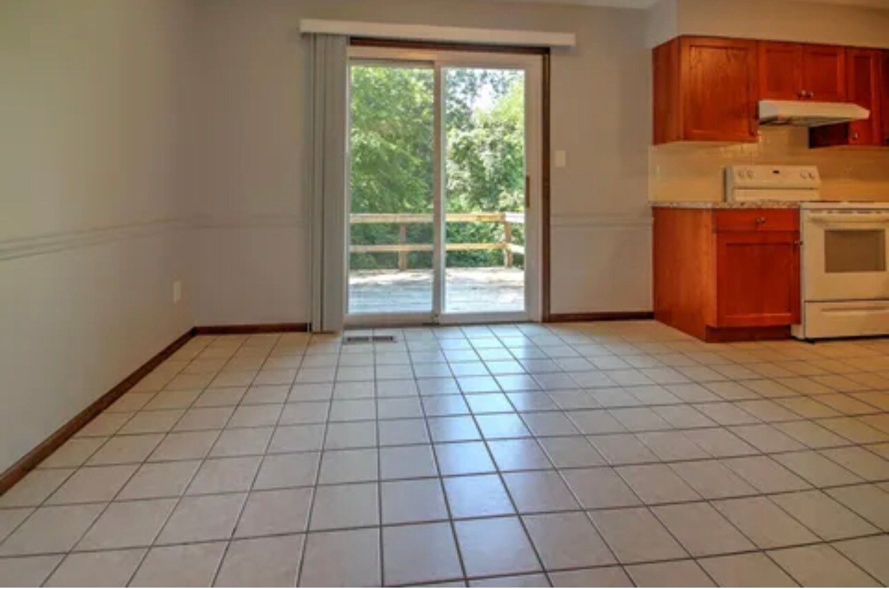 Kitchen with sliding door to deck - 8653 Refugee Rd