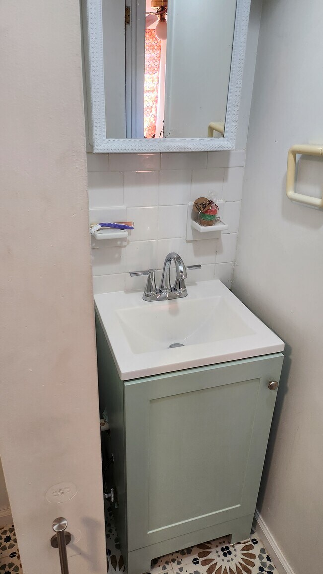 New downstairs vanity. - 914 SW 8th Ln