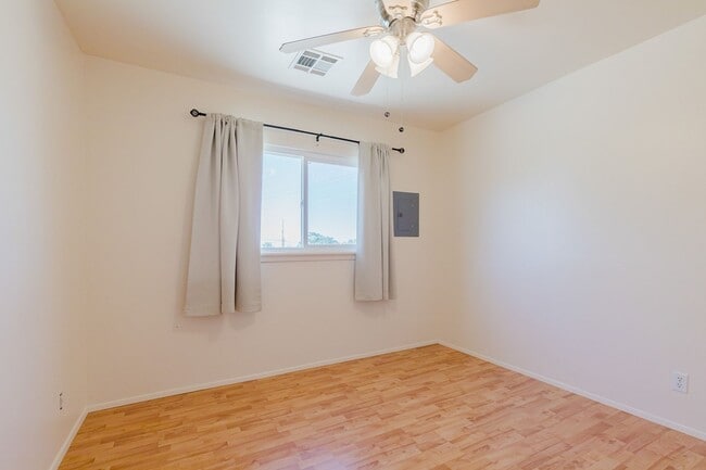 Building Photo - 3 Bedroom 2 Bathroom