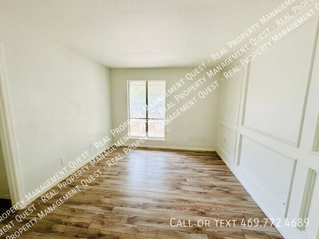 Building Photo - 10552 High Hollows Dr