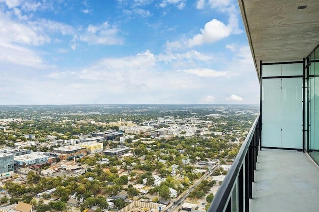 Building Photo - 610 Davis St