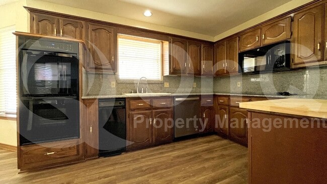 Building Photo - 10 Cypress Ct