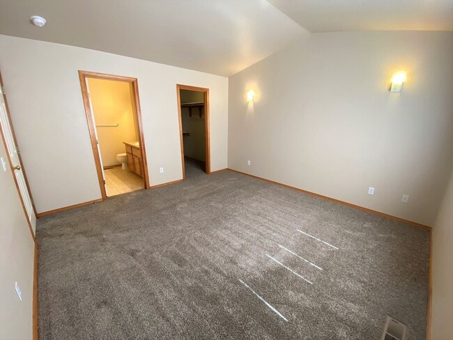 Building Photo - Spacious 3 Bedroom with Office - Fenced Lawn with Lawn Care Provided!