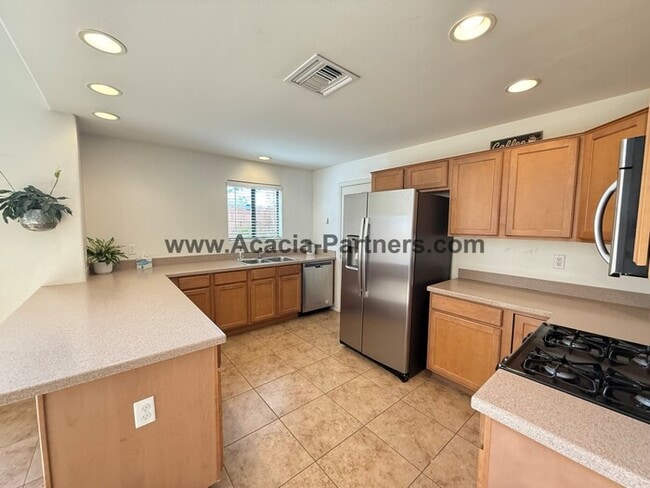 Building Photo - Spacious Three Bedroom Home
