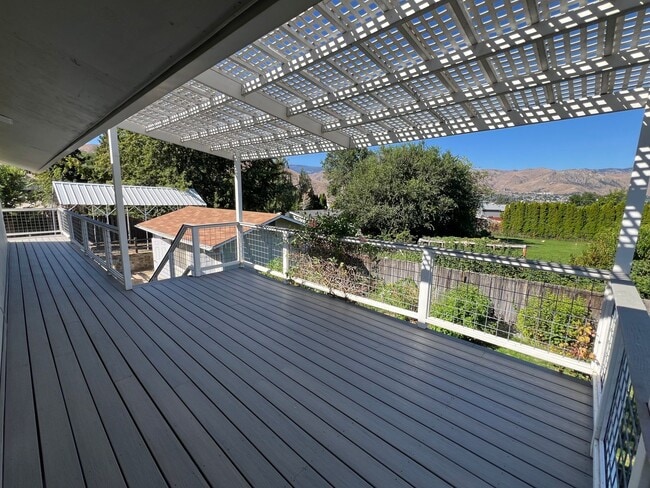 Building Photo - Spacious 3 bed/2 bath home with RV/Boat parking, shop and storage shed, a/c, deck with VIEWS and ...