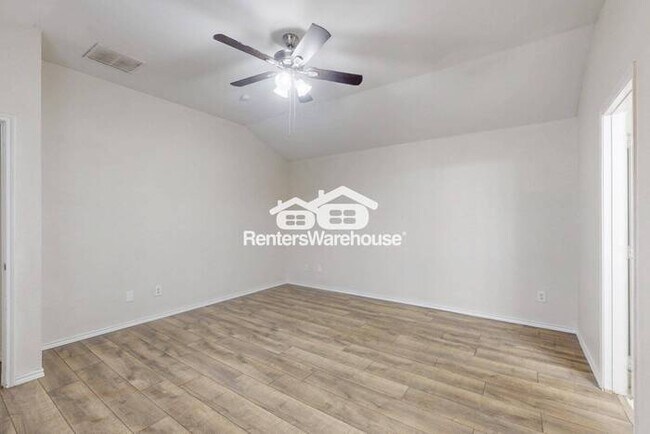 Building Photo - MOVE IN Special One Month Rent Free READY ...