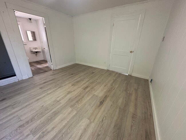 Building Photo - 2 bedroom, 1 bathroom home available in La...