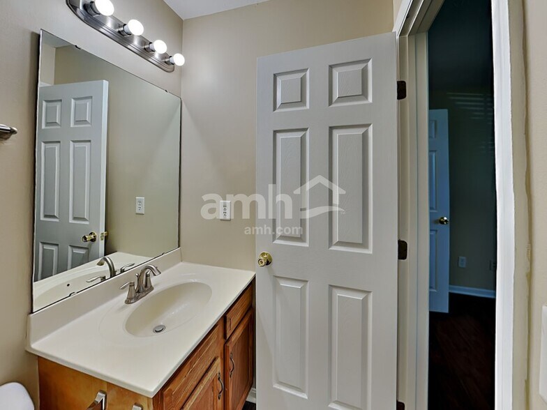Building Photo - 3915 Little Creek Dr