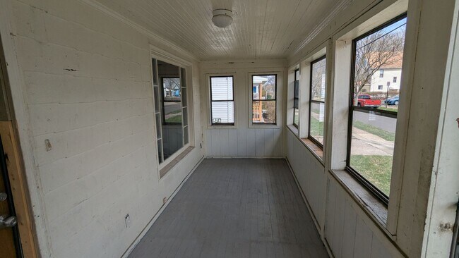 Building Photo - Discover this well-maintained 3-bedroom, 1-bath home in Akron