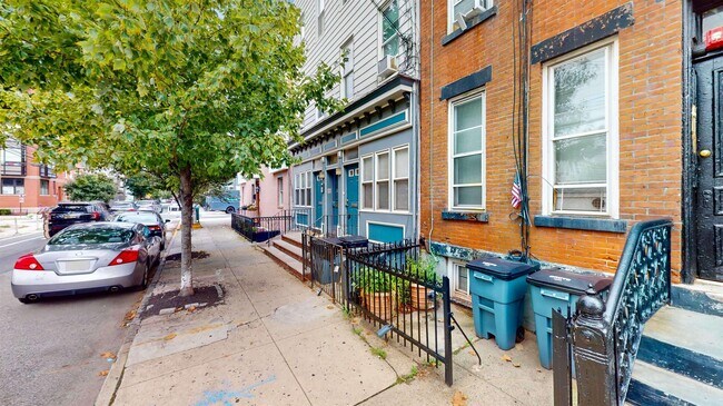 Building Photo - 466 Monmouth St