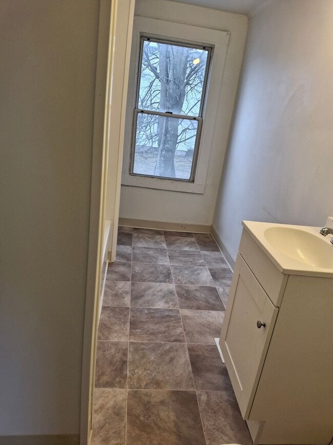 Building Photo - 246 Lynwood Ave