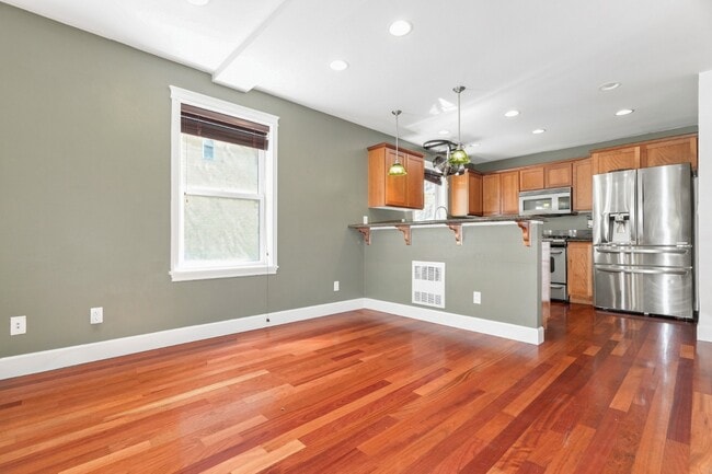 Building Photo - *Beautiful Ballard Townhome with Spacious Fenced Yard & Attached Garage FOR RENT* Available for M...